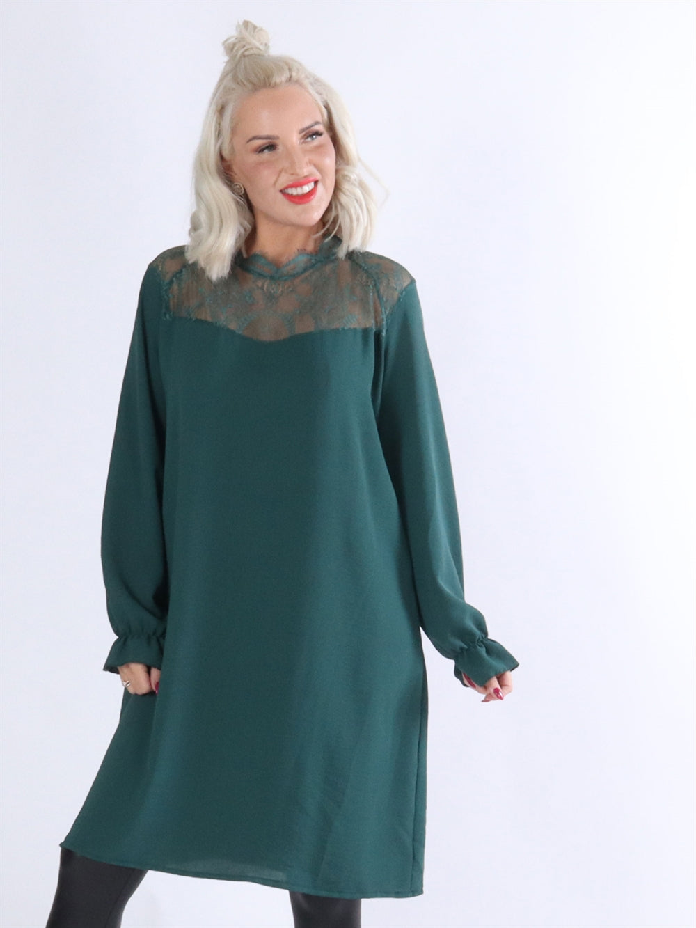 Katharina - Kjole med blondetaljer foroven